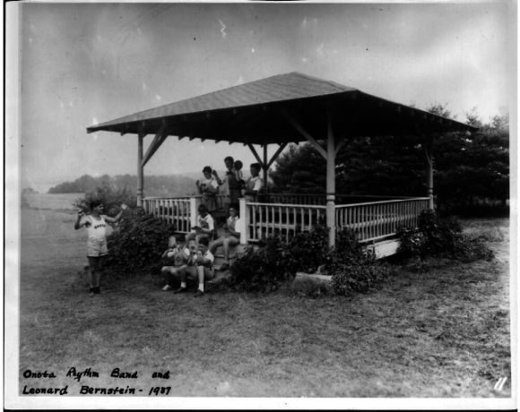 Black and white photo, Gazebo with musicians