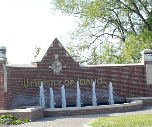 University of Idaho sign and fountains