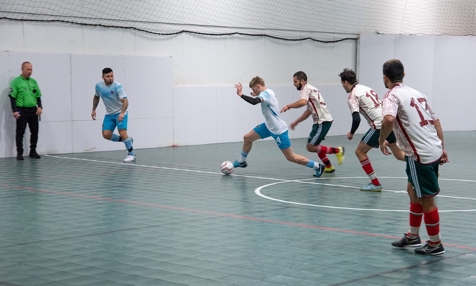 Jugadores de futbol del equipo Autlán juegan en Pasco.