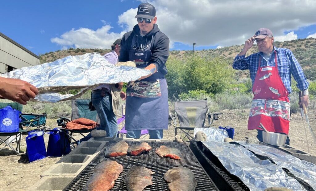 imagen de un hombre cocinando salmón a la parrilla